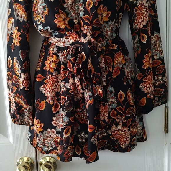 BeBop Floral Short Romper Jumpsuit V Neck Long sleeve Sz M NWT - Picture 2 of 7